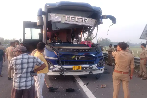 गोरखपुर लिंक एक्सप्रेस-वे पर वोल्वो बस और ट्रेलर की टक्कर, चार यात्रियों की मौत, तीन गंभीर